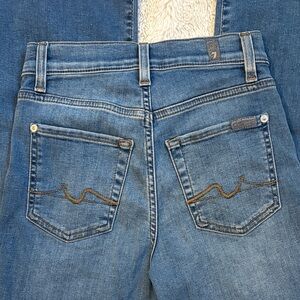 7 For All Mankind Women's Classic Blue Straight Leg Jeans. Cropped Alexa